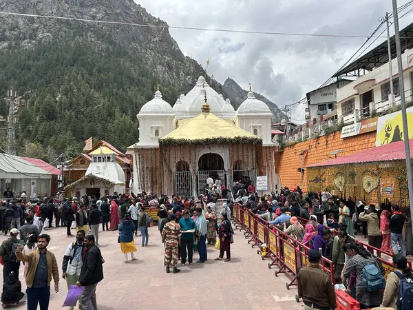 Gangotri Tapınağı, Himalayalar 'daki en kutsal Hindu hac yerlerinden biridir. Gangotri 'den Gomukh' a giden patika dağ zirvesi arasında uzanıyor.