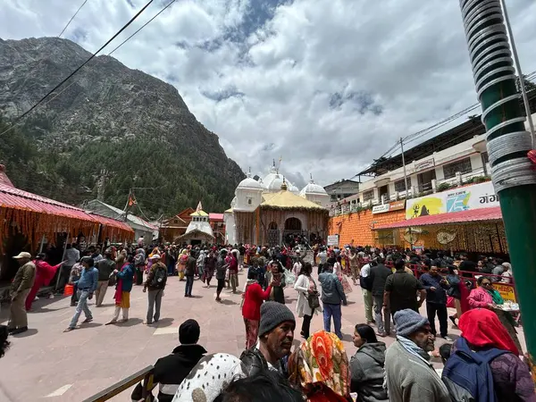 Gangotri Tapınağı, Himalayalar 'daki en kutsal Hindu hac yerlerinden biridir. Gangotri 'den Gomukh' a giden patika dağ zirvesi arasında uzanıyor.