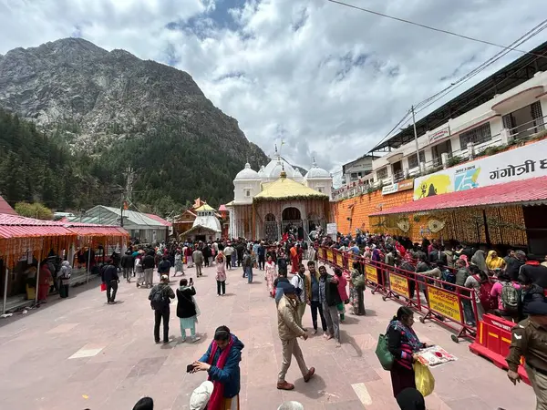 Gangotri Tapınağı, Himalayalar 'daki en kutsal Hindu hac yerlerinden biridir. Gangotri 'den Gomukh' a giden patika dağ zirvesi arasında uzanıyor.