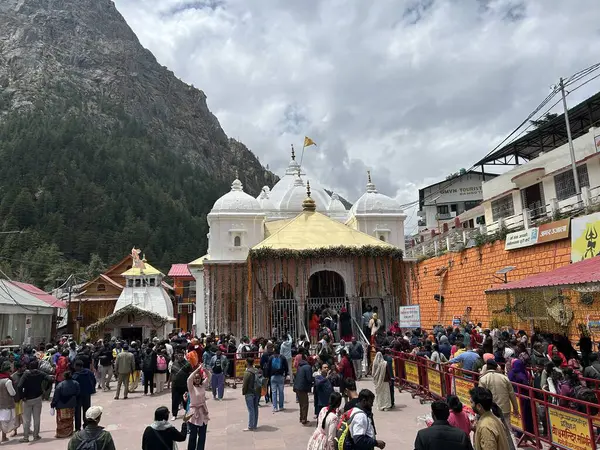 Gangotri Tapınağı, Himalayalar 'daki en kutsal Hindu hac yerlerinden biridir. Gangotri 'den Gomukh' a giden patika dağ zirvesi arasında uzanıyor.