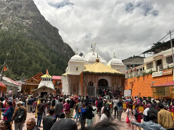 Gangotri Tapınağı, Himalayalar 'daki en kutsal Hindu hac yerlerinden biridir. Gangotri 'den Gomukh' a giden patika dağ zirvesi arasında uzanıyor.
