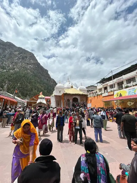 Gangotri Tapınağı, Himalayalar 'daki en kutsal Hindu hac yerlerinden biridir. Gangotri 'den Gomukh' a giden patika dağ zirvesi arasında uzanıyor.