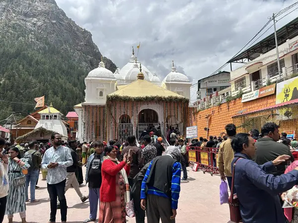 Gangotri Tapınağı, Himalayalar 'daki en kutsal Hindu hac yerlerinden biridir. Gangotri 'den Gomukh' a giden patika dağ zirvesi arasında uzanıyor.