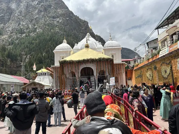 Gangotri Tapınağı, Himalayalar 'daki en kutsal Hindu hac yerlerinden biridir. Gangotri 'den Gomukh' a giden patika dağ zirvesi arasında uzanıyor.