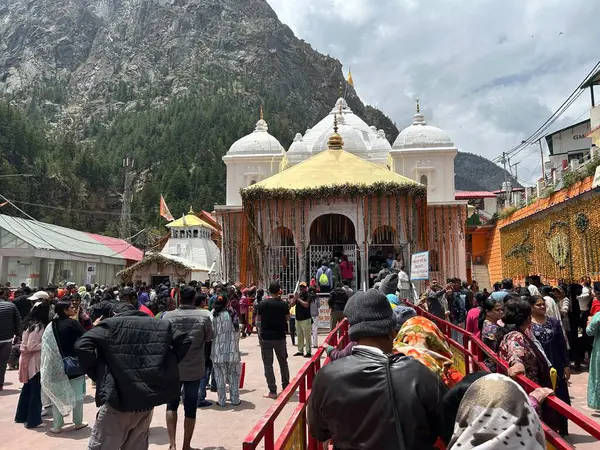 Gangotri Tapınağı, Himalayalar 'daki en kutsal Hindu hac yerlerinden biridir. Gangotri 'den Gomukh' a giden patika dağ zirvesi arasında uzanıyor.