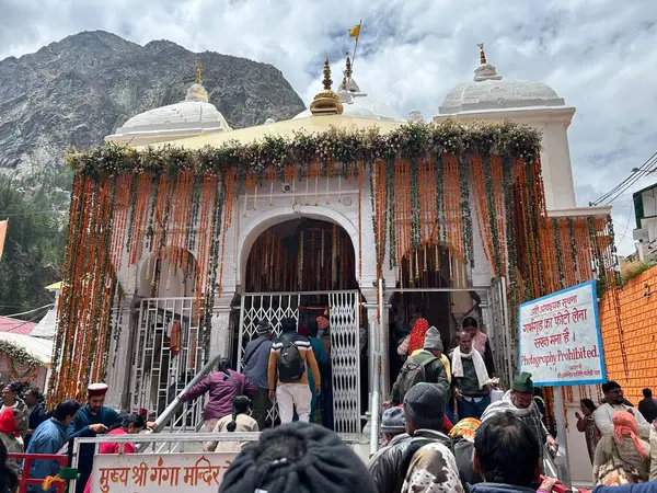 Gangotri Tapınağı, Himalayalar 'daki en kutsal Hindu hac yerlerinden biridir. Gangotri 'den Gomukh' a giden patika dağ zirvesi arasında uzanıyor.