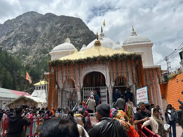Gangotri Tapınağı, Himalayalar 'daki en kutsal Hindu hac yerlerinden biridir. Gangotri 'den Gomukh' a giden patika dağ zirvesi arasında uzanıyor.