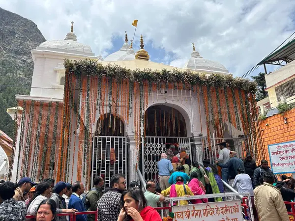 Gangotri Tapınağı, Himalayalar 'daki en kutsal Hindu hac yerlerinden biridir. Gangotri 'den Gomukh' a giden patika dağ zirvesi arasında uzanıyor.