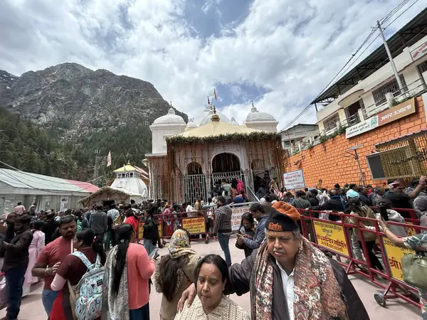 Gangotri Tapınağı, Himalayalar 'daki en kutsal Hindu hac yerlerinden biridir. Gangotri 'den Gomukh' a giden patika dağ zirvesi arasında uzanıyor.