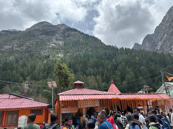 Gangotri Tapınağı yakınındaki dindarlar, Himalayalar, Gangotri, Hindistan 'daki en kutsal Hindu hac yerlerinden biri.