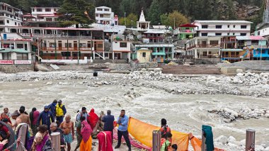 Gangotri kasabası, Bhagirathi nehrinin kıyısında Ganj Nehri 'nin kaynağı ve Tanrıça Ganga' nın merkezi.