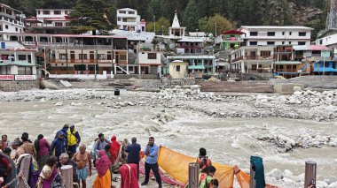 Gangotri kasabası, Bhagirathi nehrinin kıyısında Ganj Nehri 'nin kaynağı ve Tanrıça Ganga' nın merkezi.