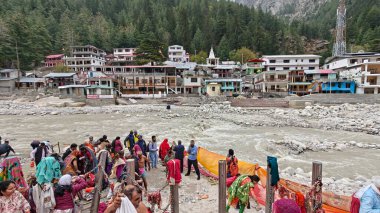 Gangotri kasabası, Bhagirathi nehrinin kıyısında Ganj Nehri 'nin kaynağı ve Tanrıça Ganga' nın merkezi.
