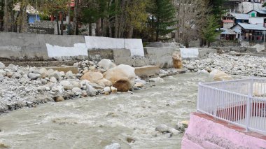 Dağlardaki kayalardan akan akarsuyun manzarası