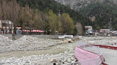 Gangotri kasabası, Bhagirathi nehrinin kıyısında Ganj Nehri 'nin kaynağı ve Tanrıça Ganga' nın merkezi.