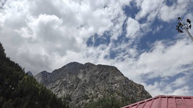 Kayalık dağlar ve kırmızı çatı manzarası