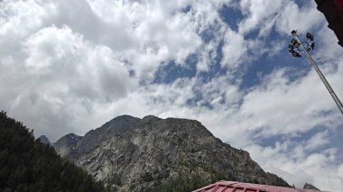 Kayalık dağlar ve kırmızı çatı manzarası