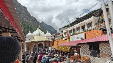 Gangotri Tapınağı yakınındaki dindarlar, Himalayalar, Gangotri, Hindistan 'daki en kutsal Hindu hac yerlerinden biri.
