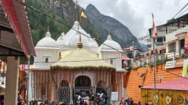 Gangotri Tapınağı yakınındaki dindarlar, Himalayalar, Gangotri, Hindistan 'daki en kutsal Hindu hac yerlerinden biri.