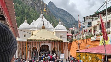 Gangotri Tapınağı yakınındaki dindarlar, Himalayalar, Gangotri, Hindistan 'daki en kutsal Hindu hac yerlerinden biri.