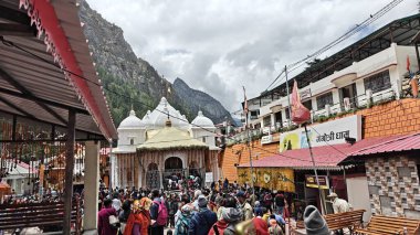 Gangotri Tapınağı yakınındaki dindarlar, Himalayalar, Gangotri, Hindistan 'daki en kutsal Hindu hac yerlerinden biri.