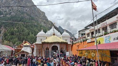 Gangotri Tapınağı yakınındaki dindarlar, Himalayalar, Gangotri, Hindistan 'daki en kutsal Hindu hac yerlerinden biri.