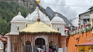 Gangotri Tapınağı yakınındaki dindarlar, Himalayalar, Gangotri, Hindistan 'daki en kutsal Hindu hac yerlerinden biri.