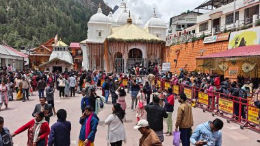 Gangotri Tapınağı yakınındaki dindarlar, Himalayalar, Gangotri, Hindistan 'daki en kutsal Hindu hac yerlerinden biri.