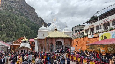 Gangotri Tapınağı yakınındaki dindarlar, Himalayalar, Gangotri, Hindistan 'daki en kutsal Hindu hac yerlerinden biri.
