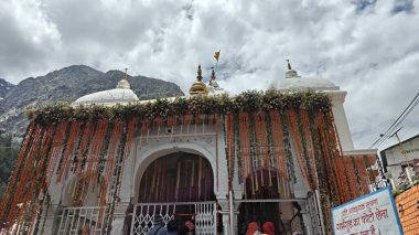 Gangotri Tapınağı yakınındaki dindarlar, Himalayalar, Gangotri, Hindistan 'daki en kutsal Hindu hac yerlerinden biri.