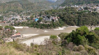 Hindistan 'ın Uttarakhand-Mayıs 2025 eyaletinde adı Rudraprayag olan Alaknanda ve Mandakini nehirlerinin birleşimi. Burası Hindistan' da kutsal bir yerdir.