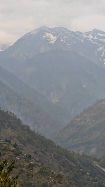 Himalaya dağları ve gökyüzünde bulutlarla dolu güzel bir manzara.