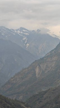 Himalaya dağları ve gökyüzünde bulutlarla dolu güzel bir manzara.