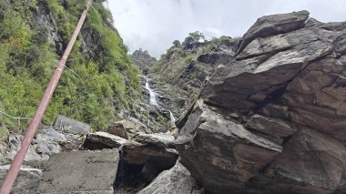 Dağlardaki kayalardan akan şelalenin manzarası