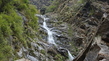 Dağlardaki kayalardan akan şelalenin manzarası