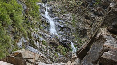Dağlardaki kayalardan akan şelalenin manzarası