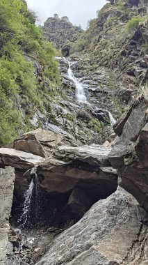 Dağlardaki kayalardan akan şelalenin manzarası