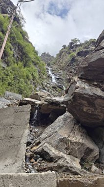 Dağlardaki kayalardan akan şelalenin manzarası