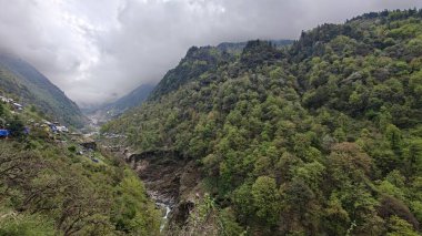 Himalaya dağlarının sisli güzel manzarası