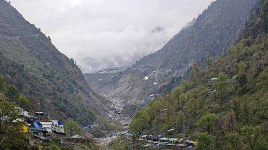 Güzel manzaralı sisli dağlar, dükkanlar, oteller ve Kedarnath Tapınağı Yolu 'na giden Shiva hayranları.