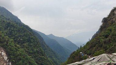 Himalaya dağlarının sisli güzel manzarası