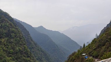Himalaya dağlarının sisli güzel manzarası