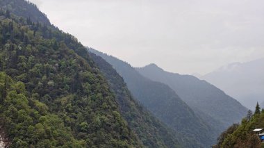 Himalaya dağlarının sisli güzel manzarası