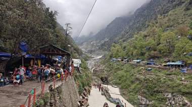 İnsanlar, Mandakini nehrinin kıyısındaki Lord Shiva 'ya adanmış 3584 metre yükseklikteki Kedarnath Tapınağı' nın ünlü hac bölgesine doğru yürüyorlar.