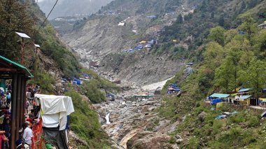 İnsanlar, Mandakini nehrinin kıyısındaki Lord Shiva 'ya adanmış 3584 metre yükseklikteki Kedarnath Tapınağı' nın ünlü hac bölgesine doğru yürüyorlar.