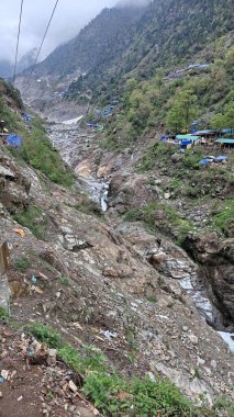 Güzel manzaralı sisli dağlar, dükkanlar, oteller ve Kedarnath Tapınağı Yolu 'na giden Shiva hayranları.