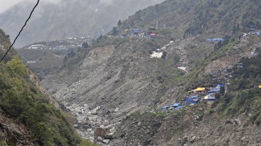 Güzel manzaralı sisli dağlar, dükkanlar, oteller ve Kedarnath Tapınağı Yolu 'na giden Shiva hayranları.