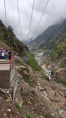 Güzel manzaralı sisli dağlar, dükkanlar, oteller ve Kedarnath Tapınağı Yolu 'na giden Shiva hayranları.