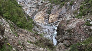 Dağlardaki kayalardan akan şelalenin manzarası