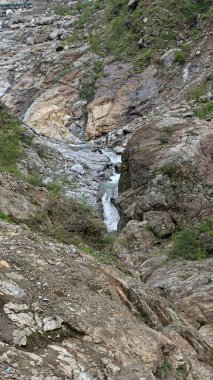 Dağlardaki kayalardan akan şelalenin manzarası